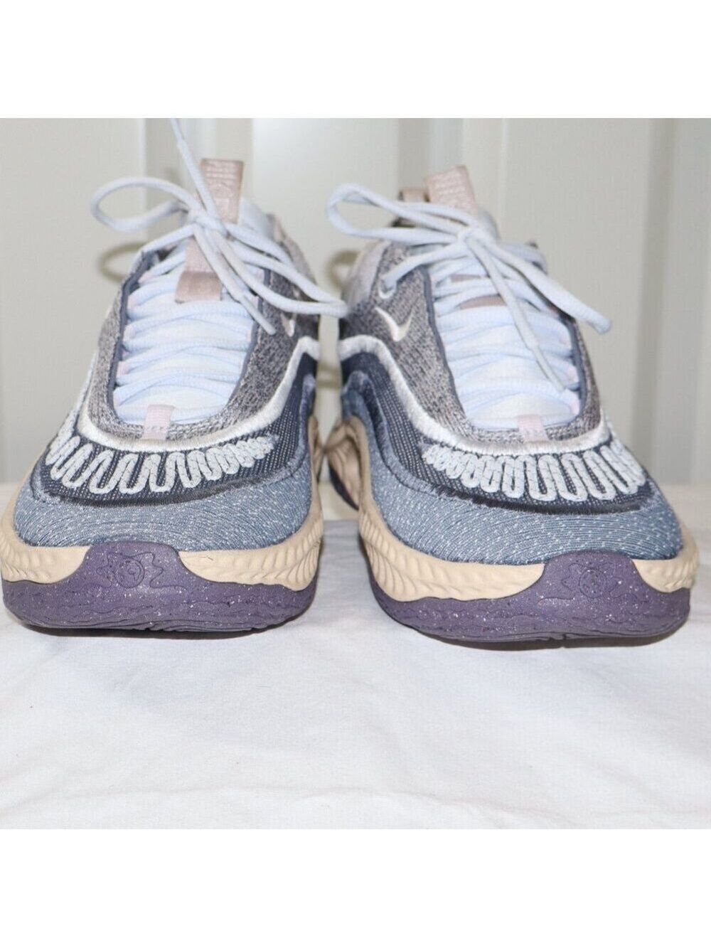 Nike Womens Cosmic Unity 3 Be True To Her School Basketball Shoes Size 8 FV3526 - Picture 4 of 9